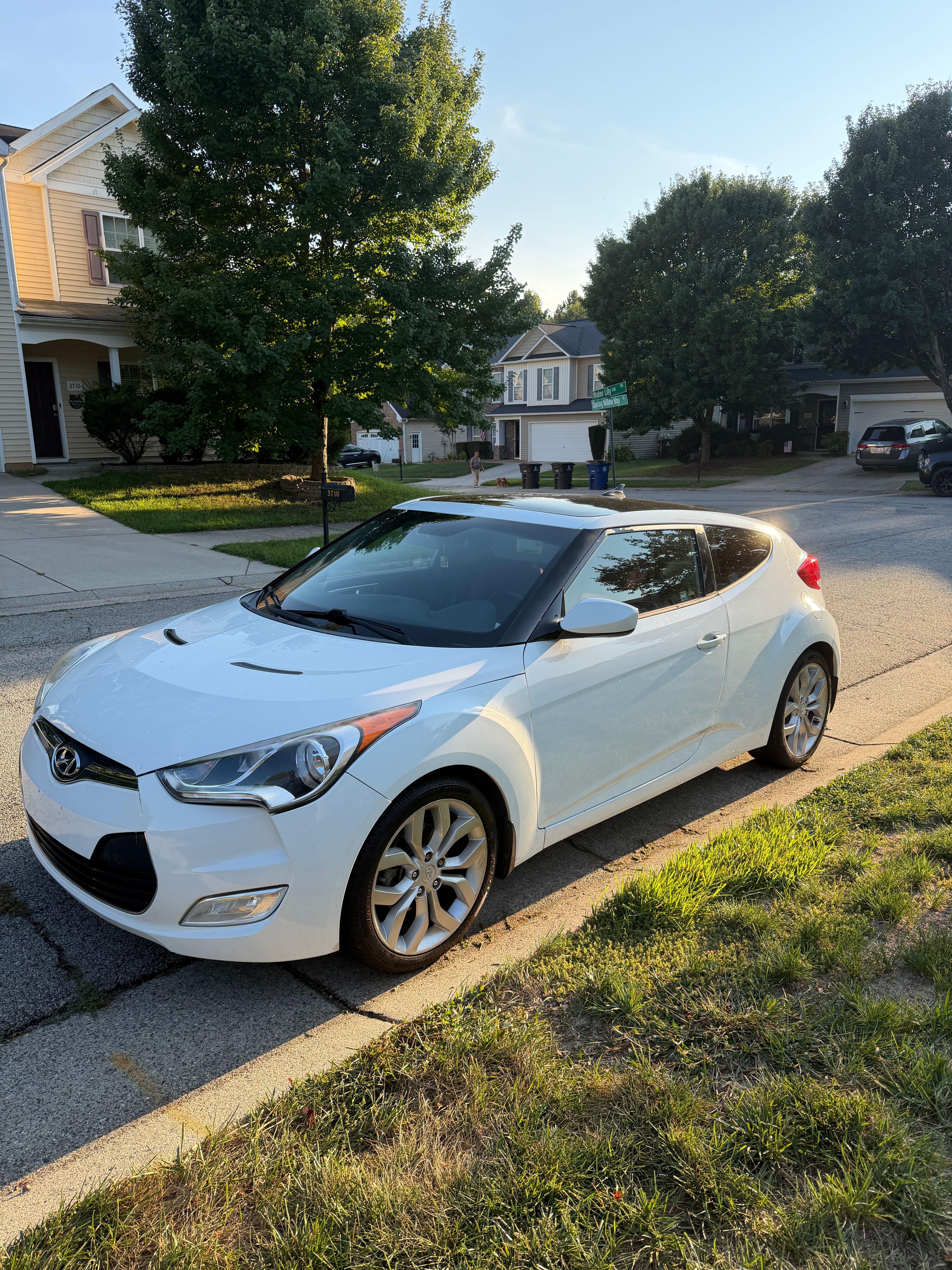 Used 2013 Hyundai Veloster w/ Style Pkg FWD image 2