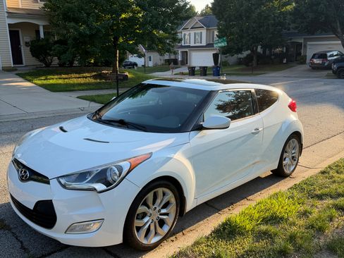 Used 2013 Hyundai Veloster w/ Style Pkg FWD image 2