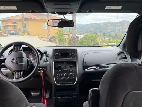 Used 2014 Dodge Grand Caravan SE image 5