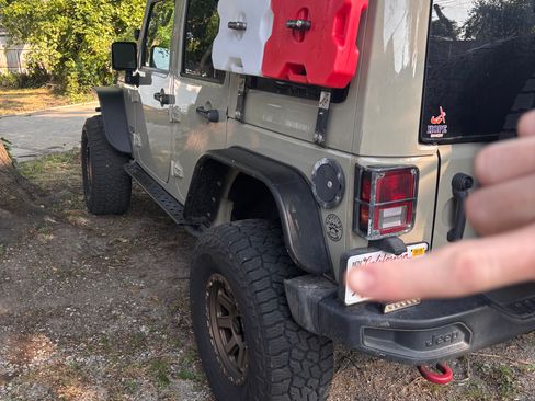 Used 2017 Jeep Wrangler Unlimited Rubicon image 2