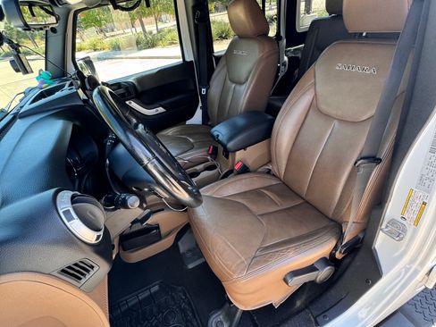 Used 2016 Jeep Wrangler Unlimited Sahara w/ Connectivity Group AWD/4WD image 23