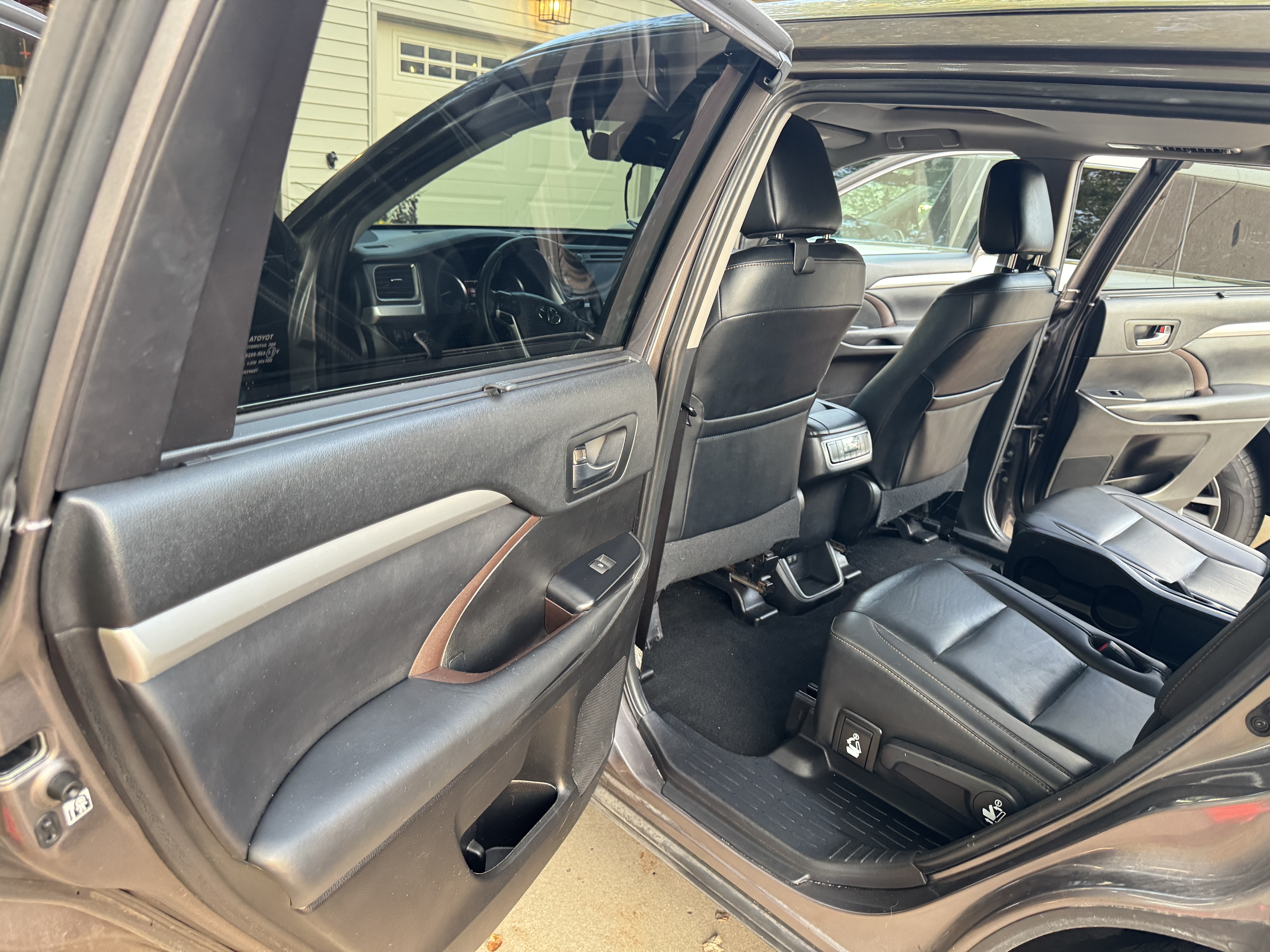 Used 2019 Toyota Highlander XLE FWD image 22