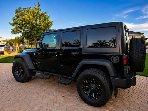 Used 2016 Jeep Wrangler Unlimited Rubicon w/ Connectivity Group AWD/4WD image 2