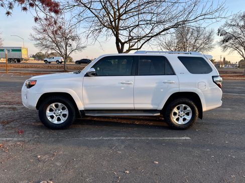 Used 2016 Toyota 4Runner SR5 Premium RWD image 2