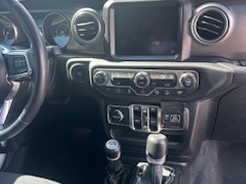Used 2018 Jeep Wrangler Unlimited Sahara AWD/4WD image 9