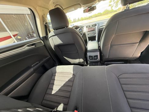 Used 2019 Ford Fusion SE FWD image 30