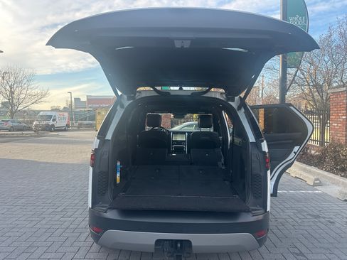 Used 2023 Land Rover Discovery S image 24