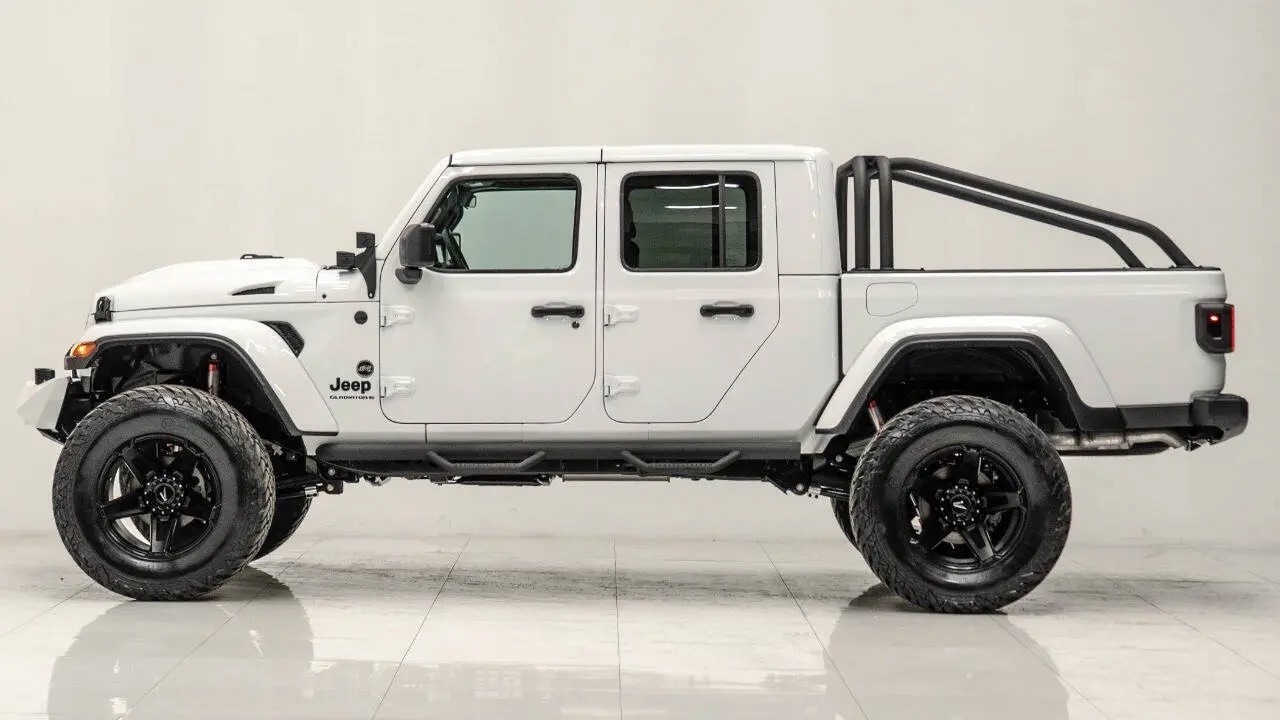 Used 2025 Jeep Gladiator Sport AWD/4WD image 2
