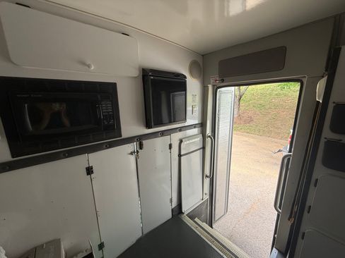 Used 2005 Ford E-450 and Econoline 450 image 9