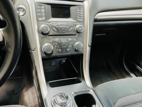 Used 2017 Ford Fusion SE FWD image 8
