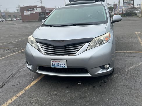Used 2011 Toyota Sienna XLE image 17