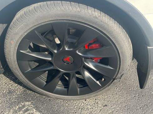 Used 2022 Tesla Model Y Long Range image 6