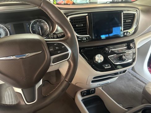 Used 2017 Chrysler Pacifica Touring-L FWD image 9