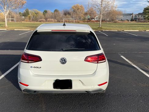 Used 2017 Volkswagen e-Golf SE image 5
