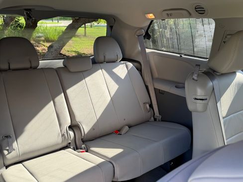 Used 2017 Toyota Sienna XLE w/ XLE Navigation Package FWD image 6
