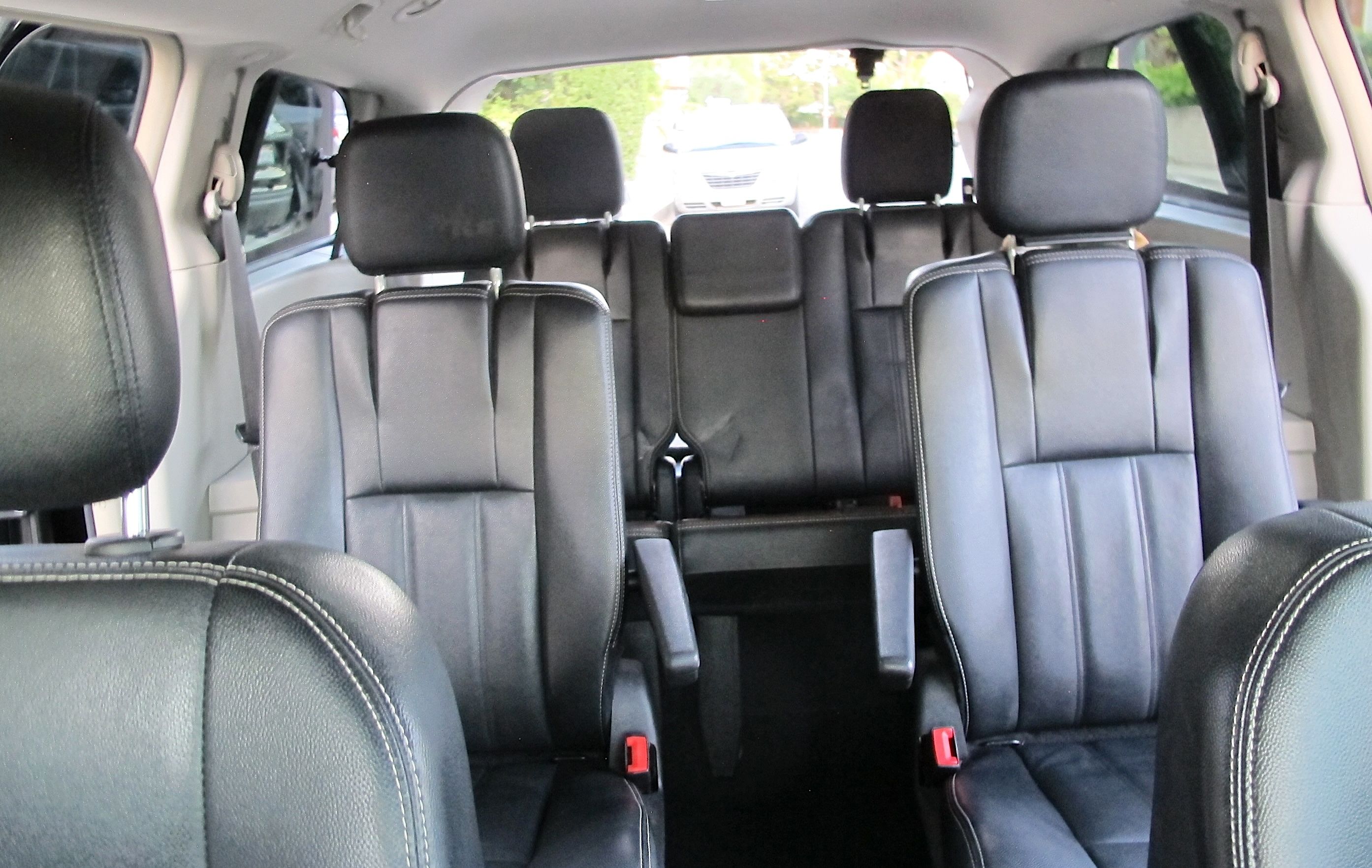 Used 2015 Chrysler Town & Country Touring FWD image 16