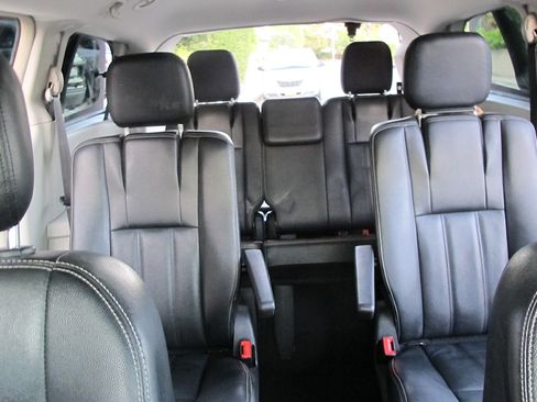 Used 2015 Chrysler Town & Country Touring image 17