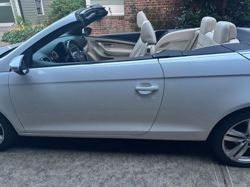 Used 2013 Volkswagen Eos Executive FWD image 5