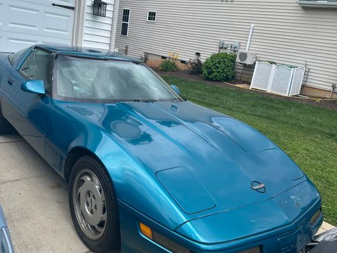 Used 1995 Chevrolet Corvette Coupe RWD image 2