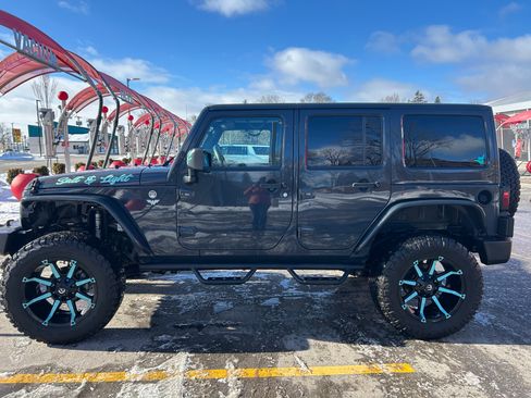 Used 2017 Jeep Wrangler Unlimited Sahara w/ Connectivity Group image 10