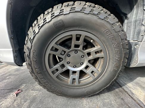 Used 2017 Lexus GX 460 Premium w/ Premium Package image 9