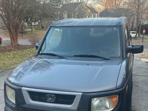 Used 2005 Honda Element EX image 2