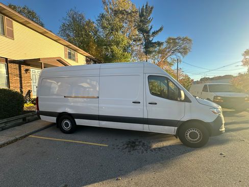 Used 2019 Freightliner Sprinter 170 image 4