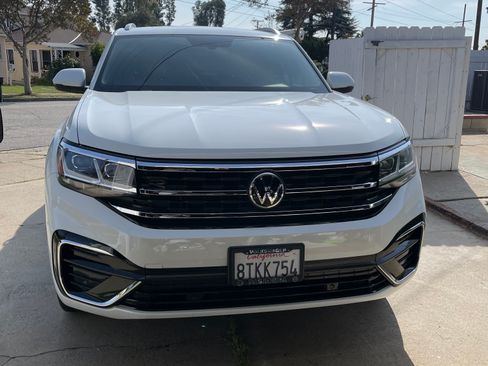 Used 2020 Volkswagen Atlas Cross Sport SE w/ Panoramic Sunroof Package image 4
