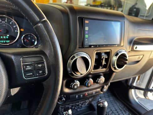 Used 2016 Jeep Wrangler Unlimited Rubicon w/ Connectivity Group AWD/4WD image 25