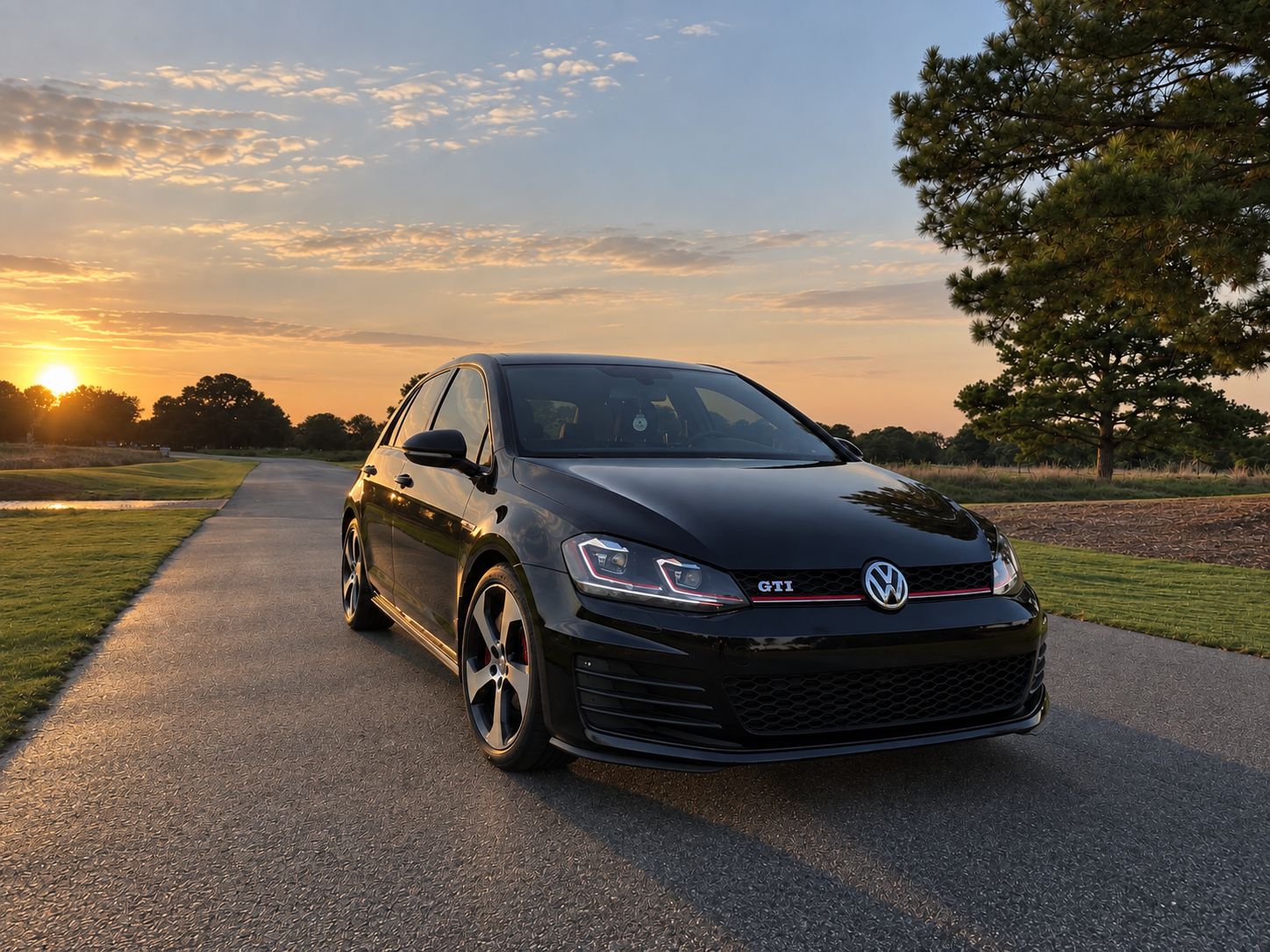 Used 2015 Volkswagen Golf 4-Door FWD image 4