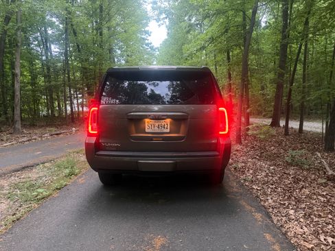 Used 2016 GMC Yukon SLT AWD/4WD image 2