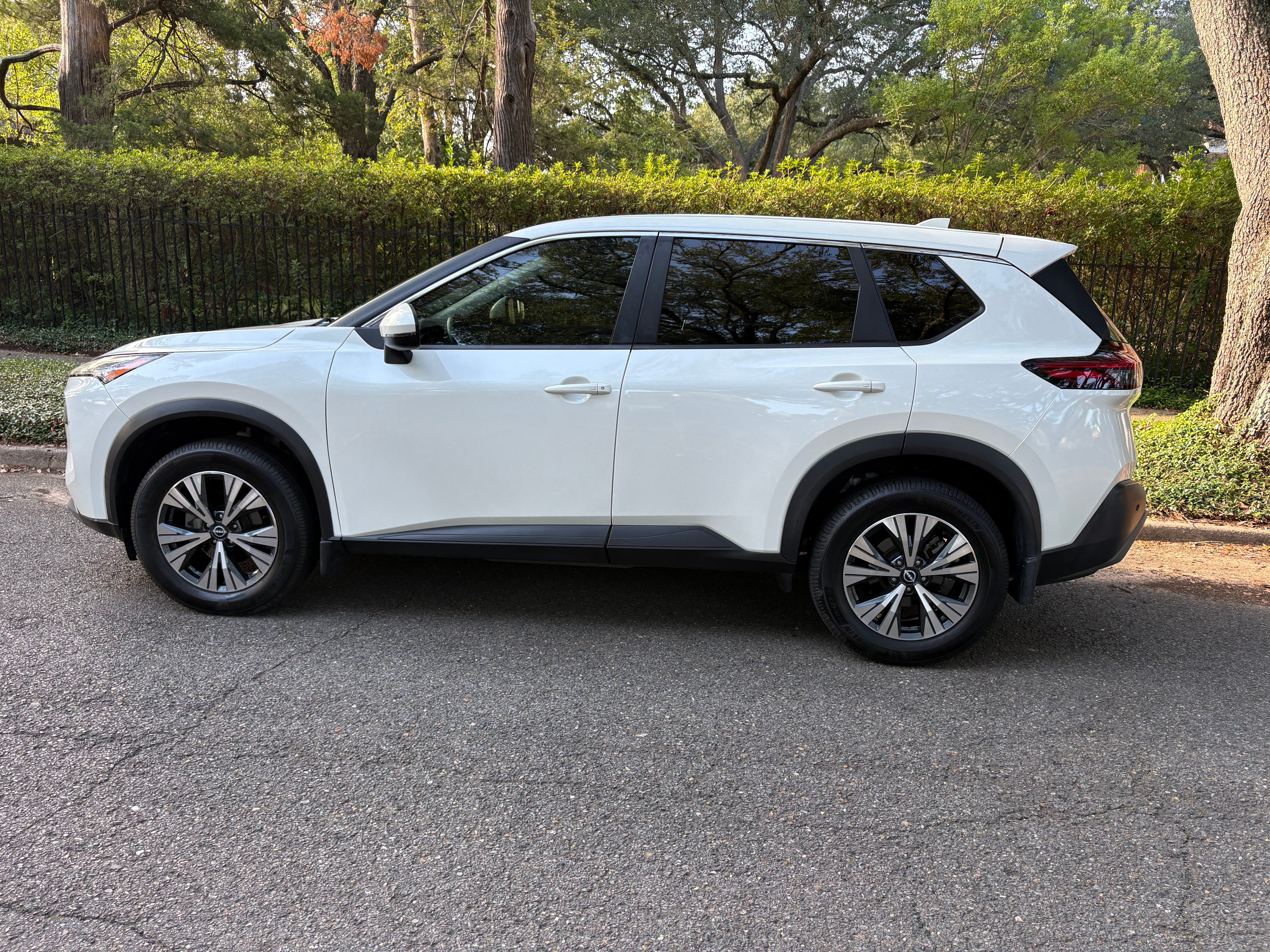 Used 2022 Nissan Rogue SV FWD image 2