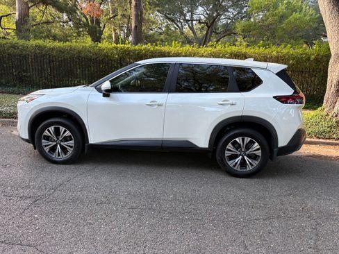 Used 2022 Nissan Rogue SV FWD image 2