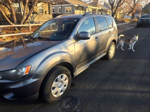 Used 2011 Mitsubishi Outlander ES image 1
