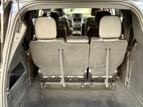 Used 2019 Dodge Grand Caravan SXT w/ Blacktop Package FWD image 17