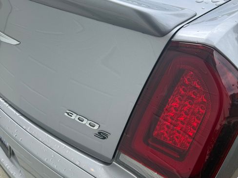 Used 2018 Chrysler 300 S w/ 300S Premium Group RWD image 12