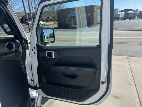 Used 2022 Jeep Gladiator Rubicon w/ LED Lighting Group image 18