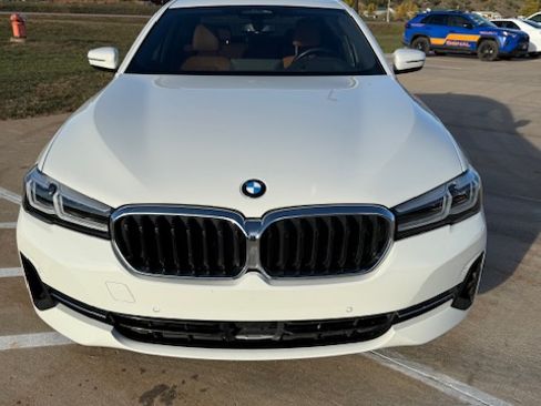 Used 2021 BMW 530e w/ Premium Package image 2