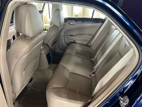 Used 2013 Chrysler 300 AWD w/ Driver Convenience Group image 8