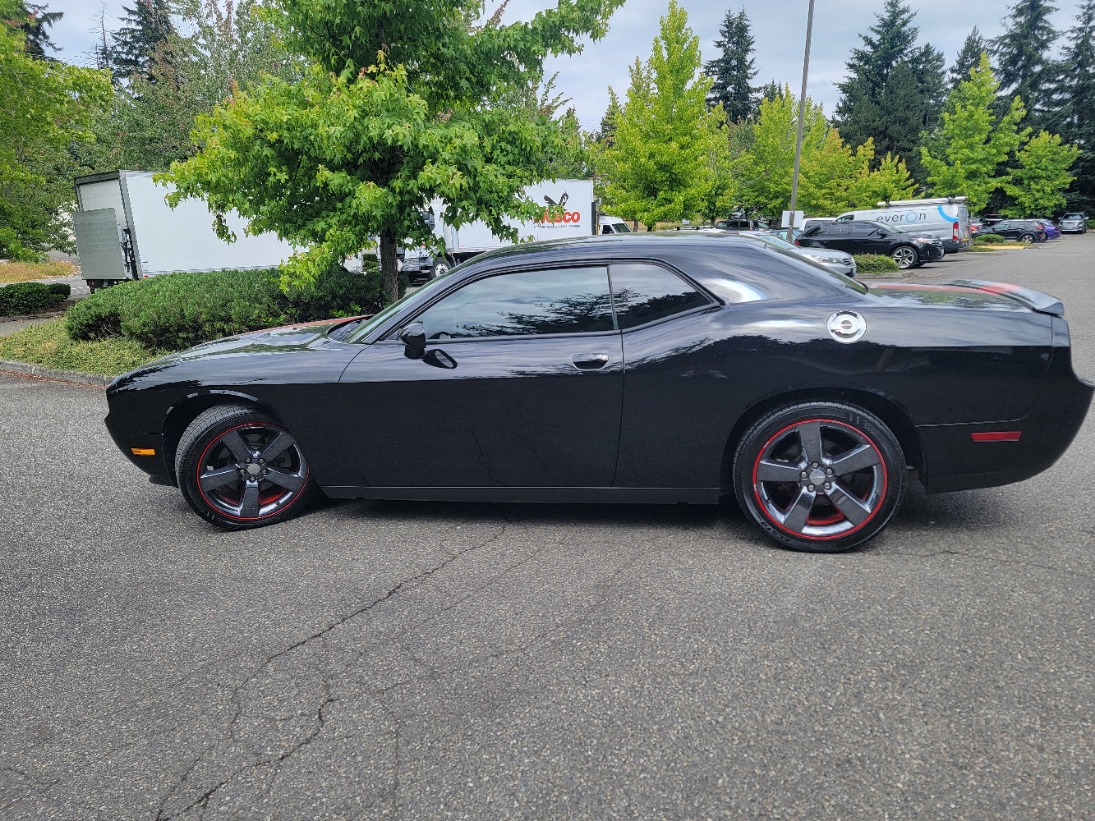 Used 2013 Dodge Challenger SXT RWD image 1