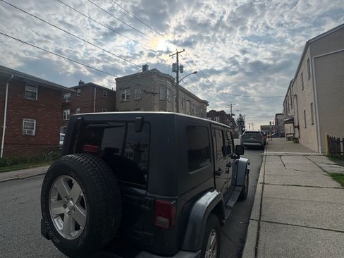 Used 2008 Jeep Wrangler Unlimited Sahara w/ Dual Top Group AWD/4WD image 9