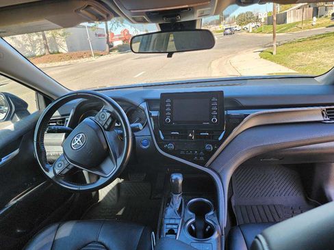 Used 2021 Toyota Camry SE w/ Cold Weather Package image 4