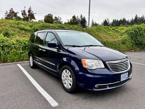Used 2014 Chrysler Town & Country Touring image 8