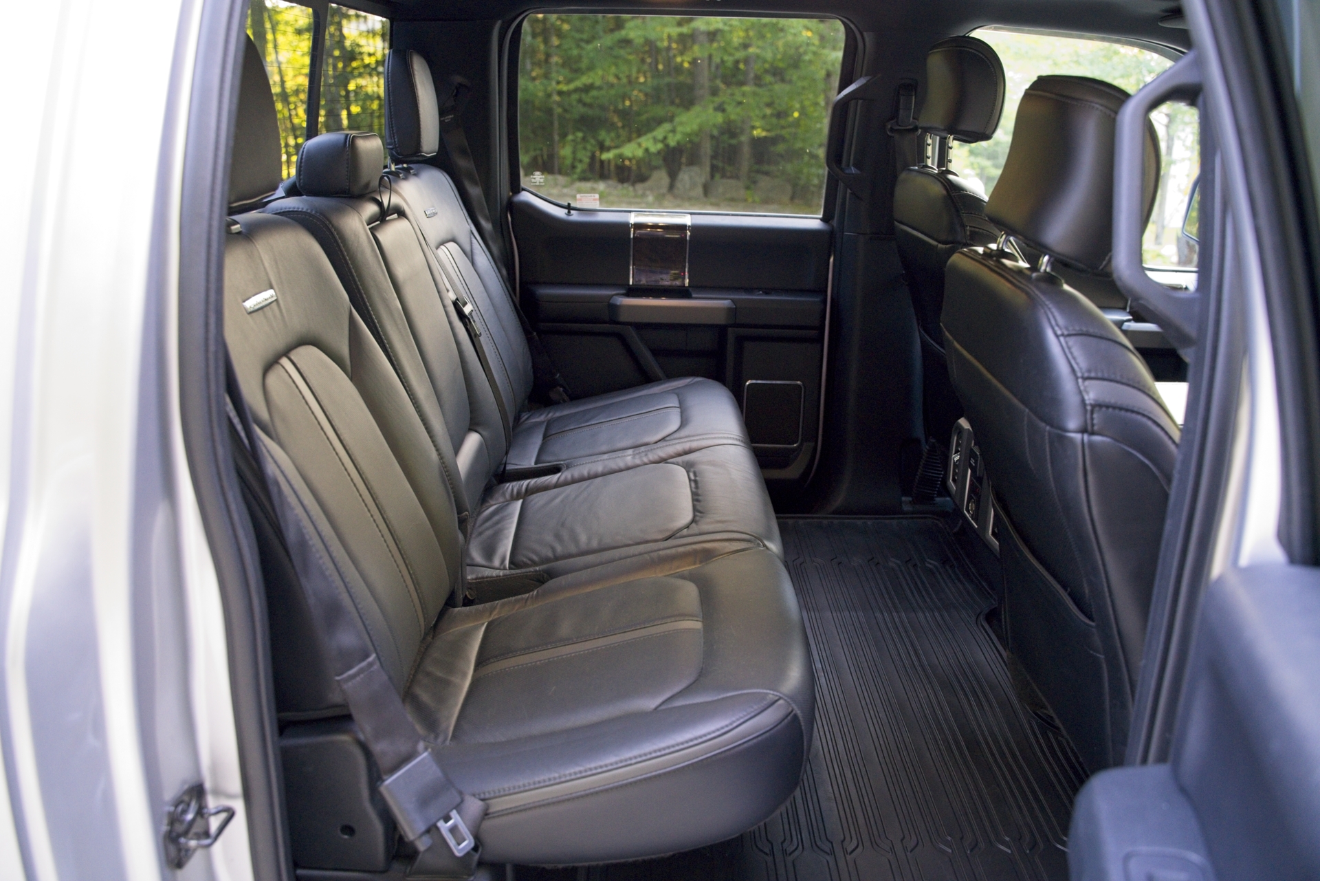 Used 2015 Ford F150 Platinum w/ Equipment Group 701A Luxury AWD/4WD image 23