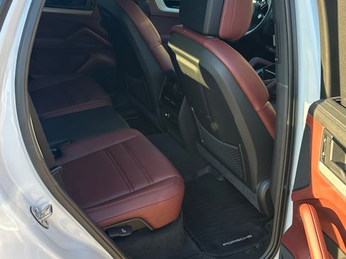 Used 2024 Porsche Cayenne image 6