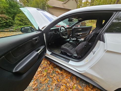 Used 2016 Ford Mustang Shelby GT350 w/ Track Package image 14