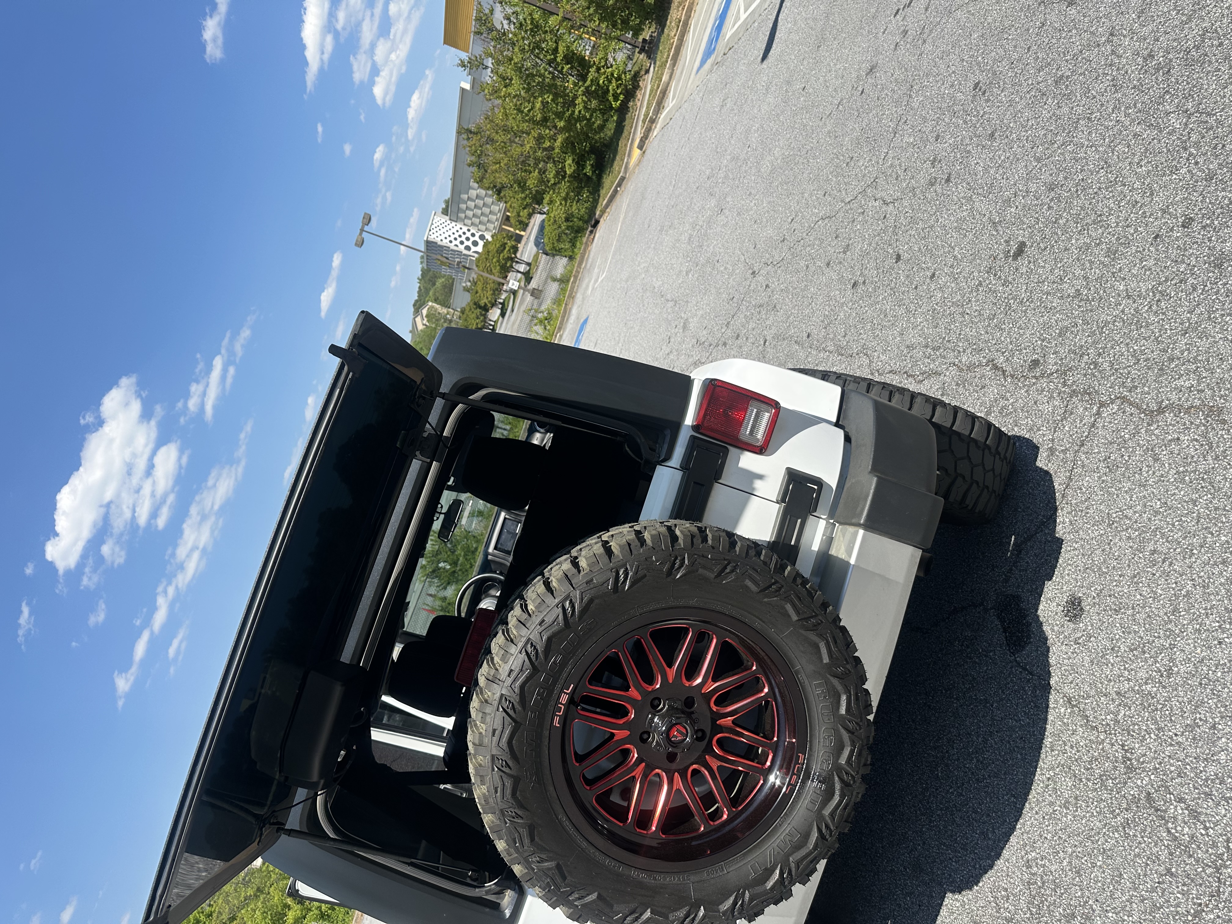 Used 2018 Jeep Wrangler Unlimited Sahara w/ Connectivity Group AWD/4WD image 4