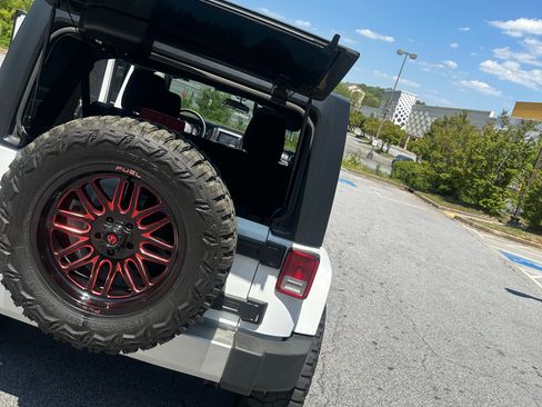 Used 2018 Jeep Wrangler Unlimited Sahara w/ Connectivity Group image 4