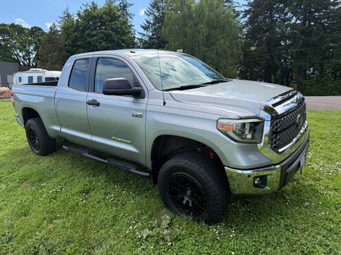 Used 2018 Toyota Tundra SR5 w/ TRD Off Road Package AWD/4WD image 4