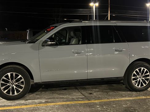 Used 2025 Ford Expedition Max Platinum image 1